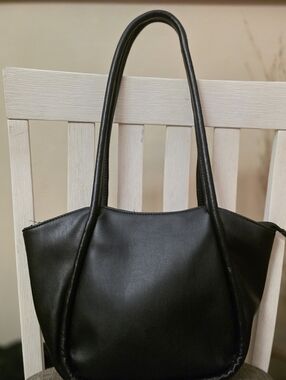 London Fog: Classic Black Tote Bag - Elegant Everyday Carry